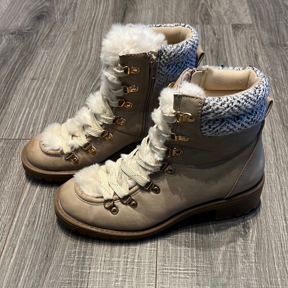 MAURICES WOMENS BOOTS SIZE 8!! Super cute , warm, and comfy!!